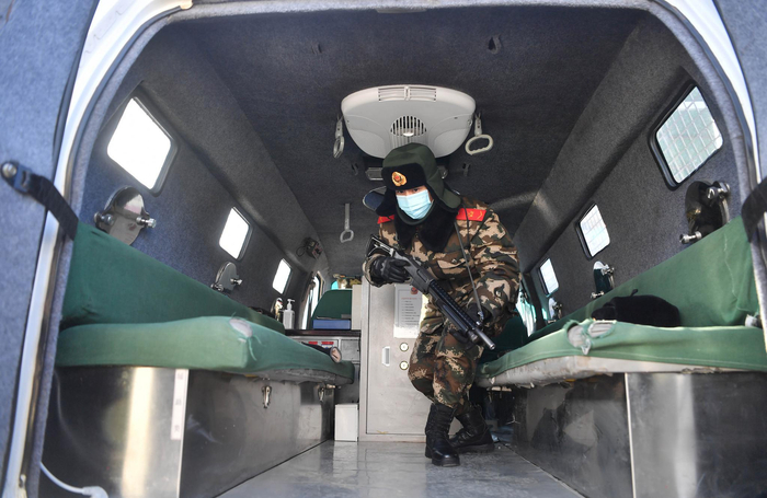 1月28日，春运第一天，马建东从执勤车上下来，准备替换战友上岗哨执勤。新京报记者 李木易 摄