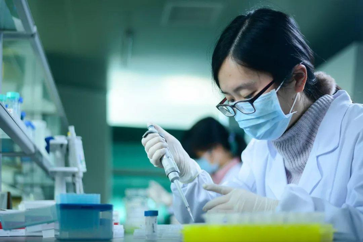 圣湘生物实验室里员工正在检测产品质量(供图:肖伟)