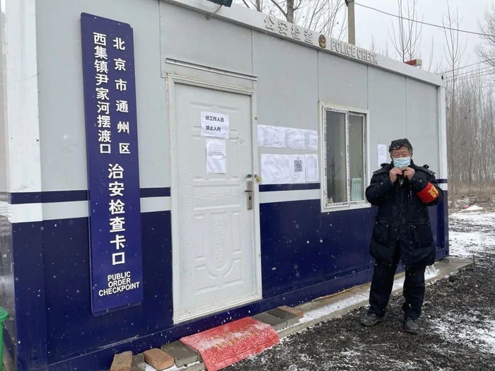 ▲1月25日，尹宝利站在河边的值班室前。新京报记者 海阳 摄