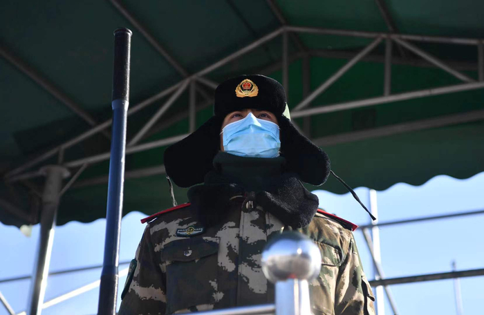 1月28日，岗哨上的马建东。新京报记者 李木易 摄