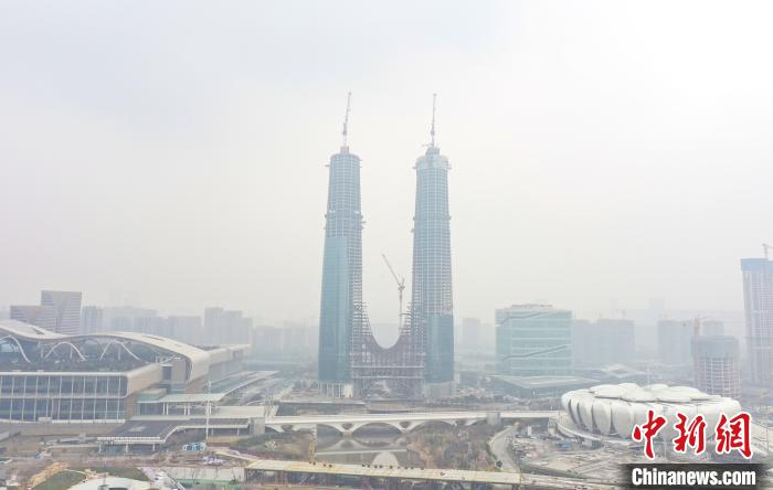 杭州世纪中心矗立于奥体板块。　王刚 摄