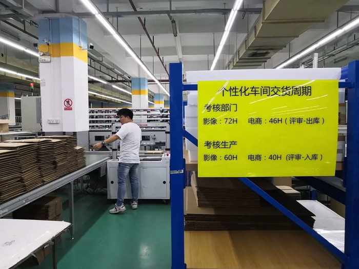 ↑虎彩印艺车间内的个性化生产区。新华每日电讯记者完颜文豪摄