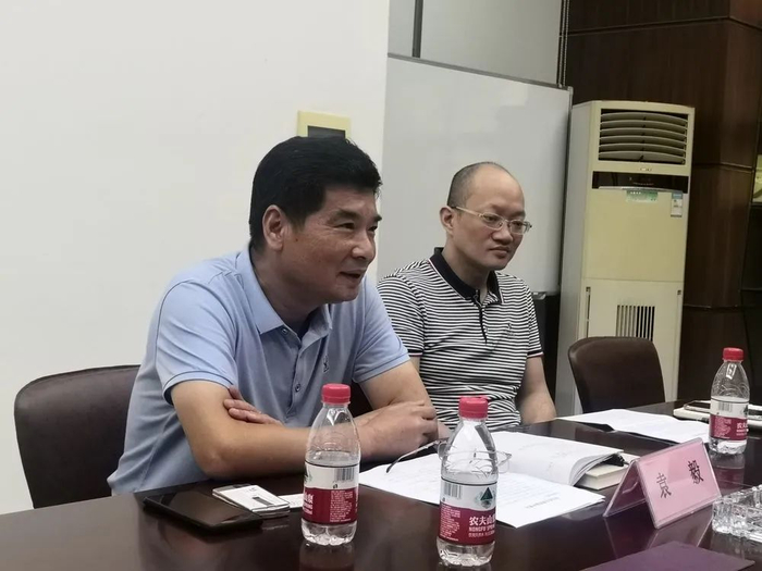 ↑金田纸业总经理袁毅（左）向记者介绍公司经营情况。新华每日电讯记者完颜文豪摄