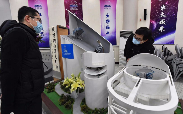 在国家天文台设立的王绶琯追思吊唁会场展示了LAMOST（郭守敬望远镜）模型。摄影/新京报记者 吴宁