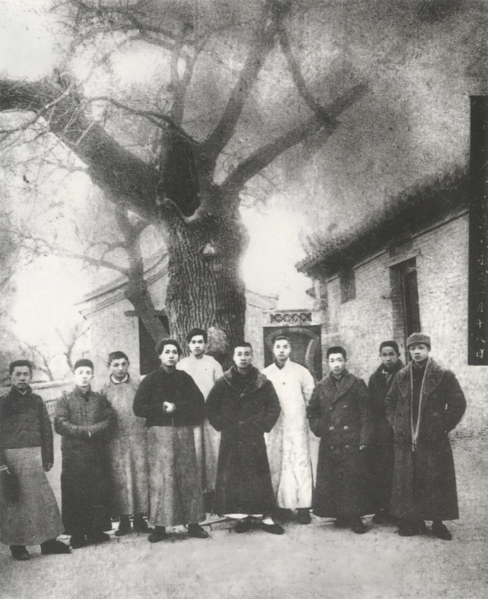 1920年1月，毛泽东（左四）与湖南进步团体辅社成员在北京陶然亭合影。