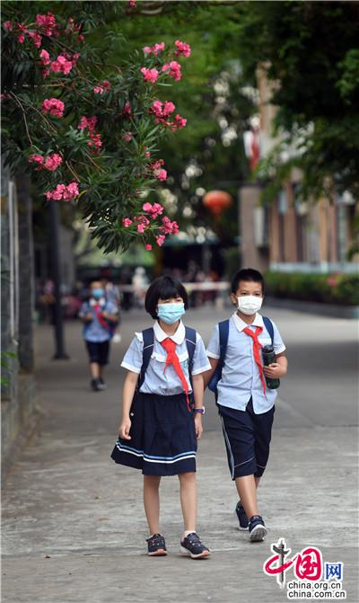 资料图 2020年4月20日， 海南省三亚市第二小学，学生返回校园。新华社发 沙晓峰 摄