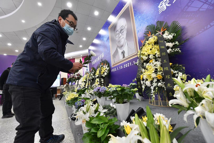 人们在王绶琯的遗像前送上一朵白花。摄影/新京报记者 吴宁