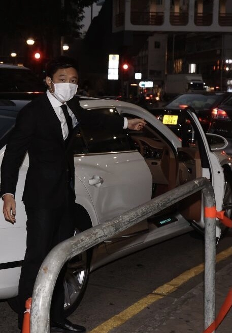 "豪门第一帅"霍启山,和父亲现身葬礼,一身黑西装像在拍电影