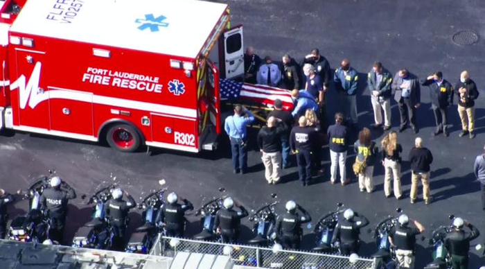 执法人员对遇难探员列队敬礼&nbsp; 视频截图