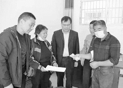 　　河南省固始县检察院支持起诉,为四川籍农民工讨回被拖欠两年的工资。记者刘立新 摄 