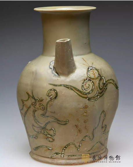 唐长沙窑“此是饮瓶不得别用”褐绿彩摩竭云纹瓷壶