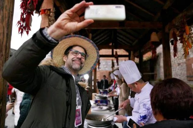 “2020年老外@Chongqing·老外爱尚渝派菜之来凤鱼”活动在璧山区七塘镇乡愁乡滩举行。罗嘉 摄