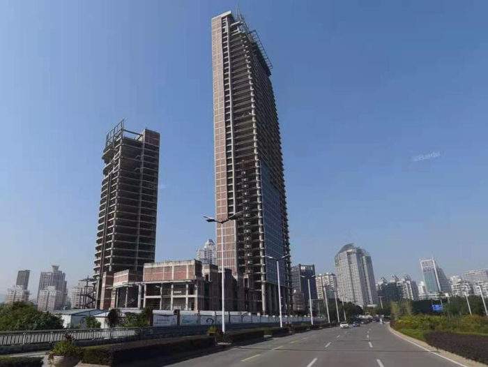 （温州地标烂尾楼东海广场。照片来自百度街景地图）