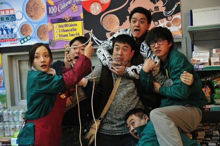 ▲参演电影《夜·店》，右二为赵英俊。