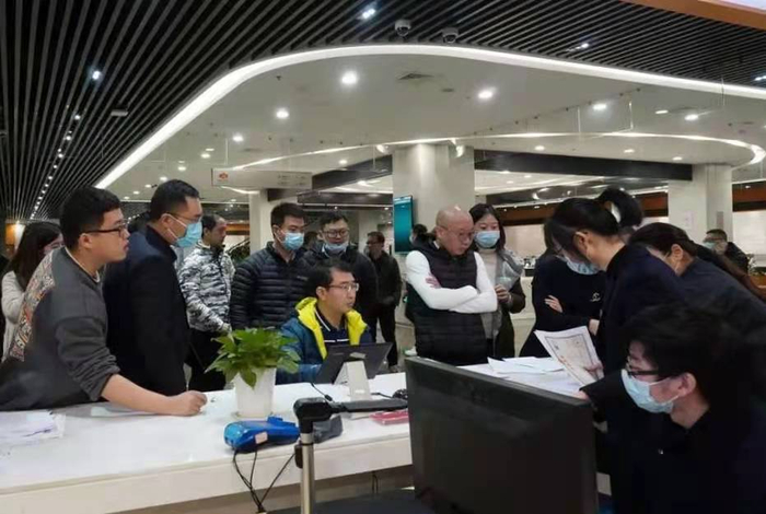 （保宸置业公司工作人员在办理不动产权证书。）