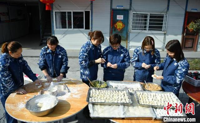 跃龙门隧道工地工友们包饺子，迎新春到来。 刘忠俊 摄