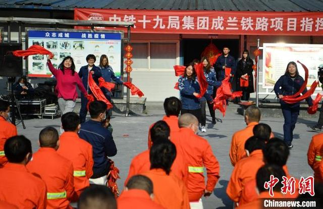 跃龙门隧道工地工友们自编自演精彩节目，迎新春。 刘忠俊 摄