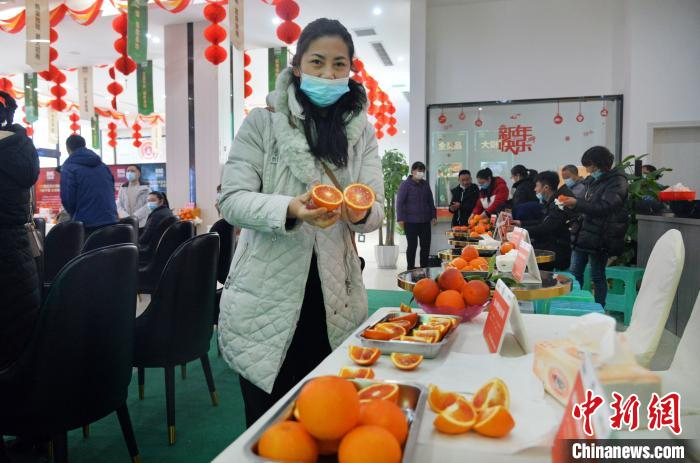图为2021第三届三峡柑橘国际交易会现场，市民挑选橘子。　付作侨 摄