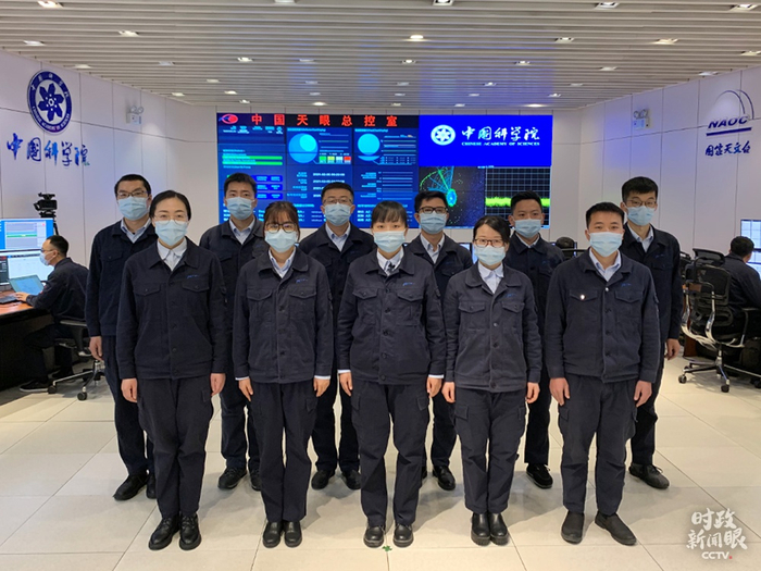  △“中国天眼”运维团队平均年龄是30岁。5日上午，测控工程师孙纯（一排左三）与宋本宁（二排右一）代表团队通过视频向总书记汇报工作。（总台央视记者程铖拍摄）