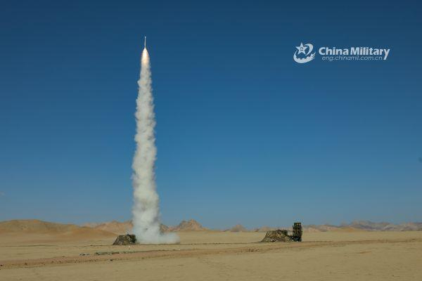 中国军队的防空反导能力近年来不断提升。图为2020年8月，陆军第77集团军某防空旅试射红旗-16防空导弹。（中国军网资料图片）