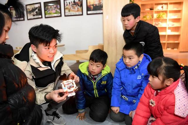 竹西社区小朋友在机器人课堂上听老师讲解机器人知识 新华社记者 刘军喜摄