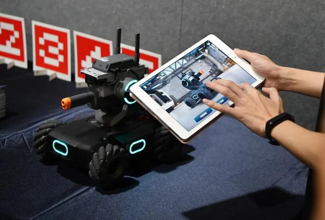 工作人员在演示教育机器人 新华社记者 王庆钦 摄