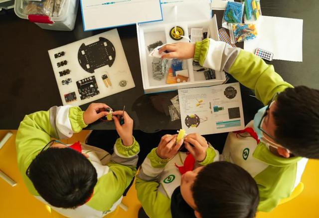  六年级学生在创客教室机器人编程课程中组装配件 新华社记者 许畅 摄