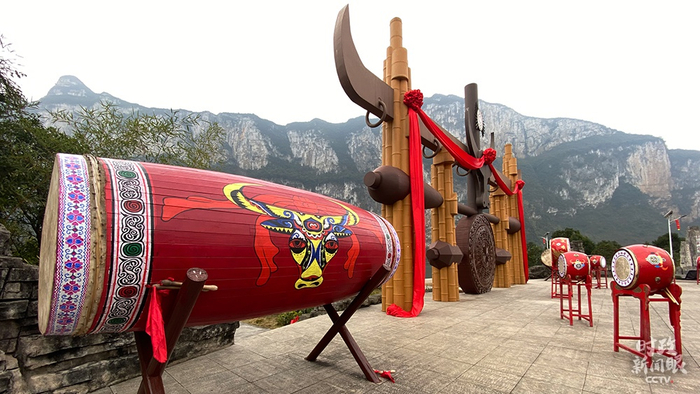  △化屋村文化广场，牛角是苗族图腾之一。（总台央视记者张宇、李辉拍摄）