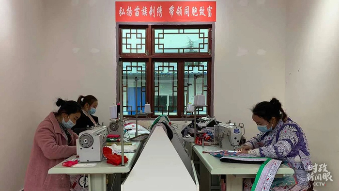  △扶贫车间（总台央视记者王鹏飞拍摄）