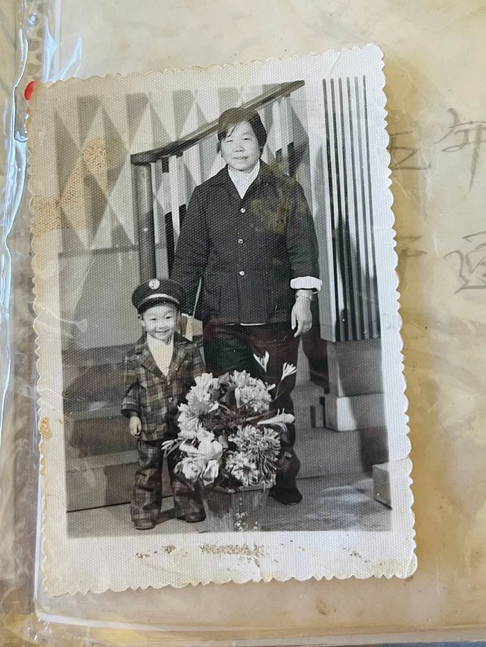 大鹏与姥姥的合影