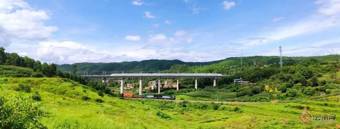 高铁带火云南游 中国铁路昆明局集团供图