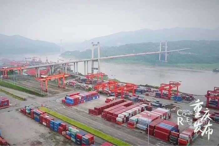 多式联运，繁忙的果园港 邹乐 摄