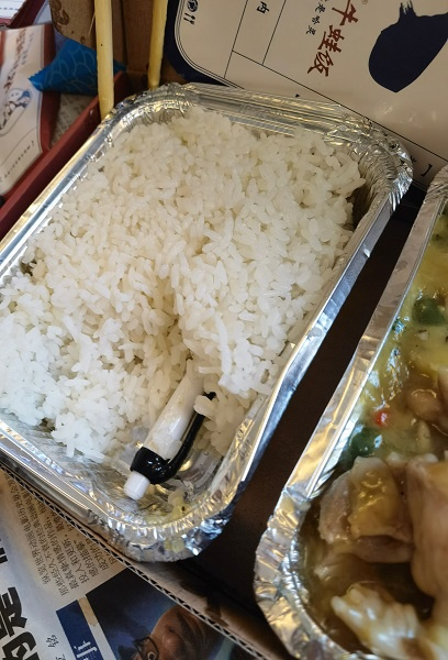 图说：牛蛙饭里“深埋”一整支圆珠笔 采访对象提供