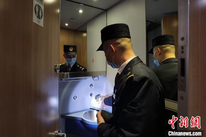 随车机械师马文泉在高铁上进行安全巡视 王琳 摄