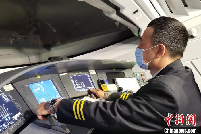 动车司机王君平在夜色中驾驶“蹚雷车” 王琳 摄