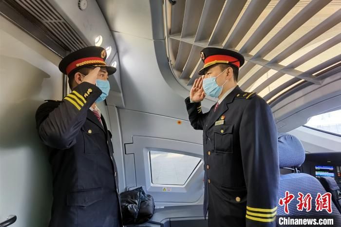 “蹚雷车”司机与正班车司机交接 王琳 摄