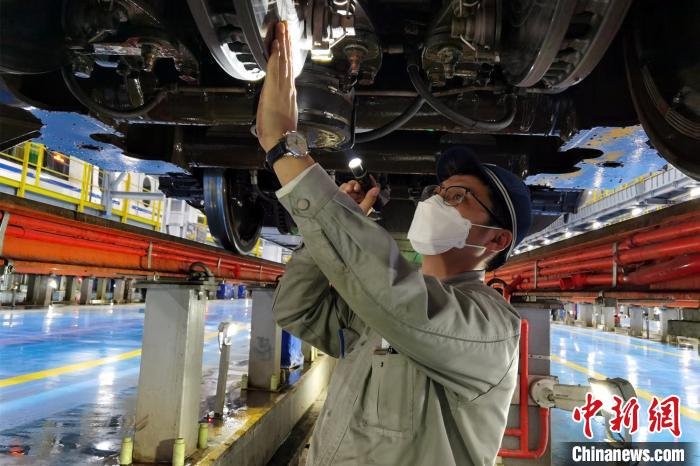 地勤机械师李奥在高铁车底检查零部件 王琳 摄