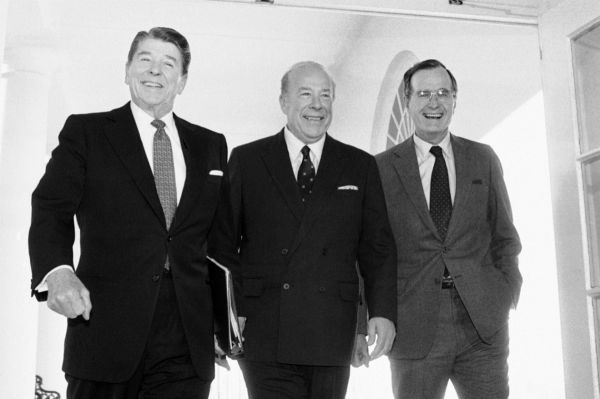 资料图片：1985年1月9日，舒尔茨在完成美苏军控谈判结束返回华盛顿后，在白宫得到时任美国总统的里根和副总统布什的热烈欢迎。（美国《政治报》网站）