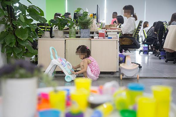 带娃上班。人民视觉 资料图