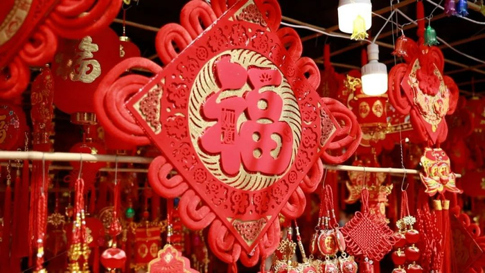 ▲广州街头的春节挂饰