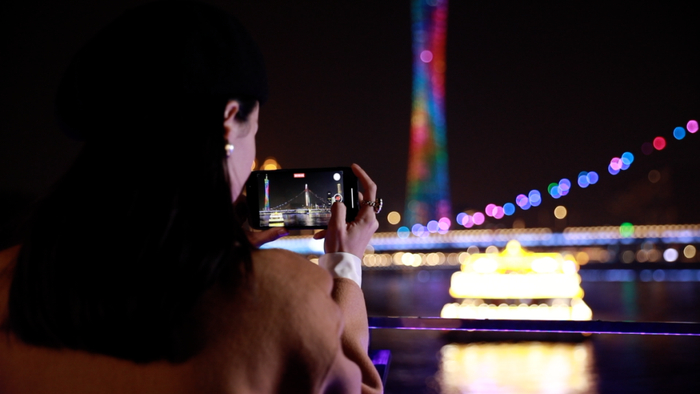 ▲珠江夜景，远处是广州地标——“小蛮腰”广州塔