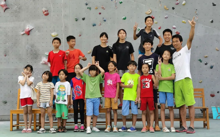 ▲国少队主教练（马山）谢卫成团队和小队员合影。受访者供图