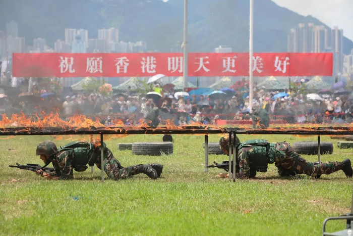 ▲2019年6月30日，香港，解放军驻港部队特种兵进行猎人战斗表演。&nbsp;（视觉中国）