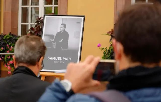 　资料图：法国民众举行活动悼念帕蒂