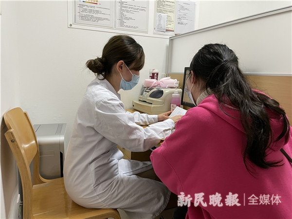 图说：变态反应科门诊开诊 新民晚报首席记者 左妍 摄