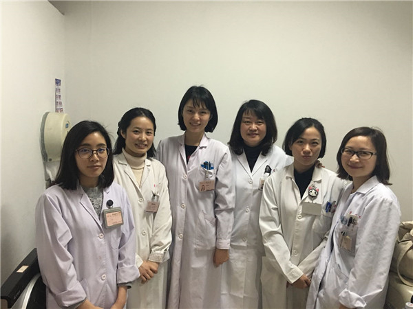 图说：骆肖群主任（右三）和同事