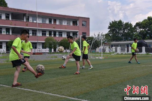 浙江一所学校里学生们进行体育运动（资料图） 范宇斌 摄