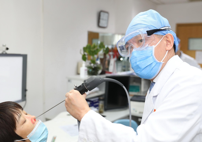 张罗为患者做检查