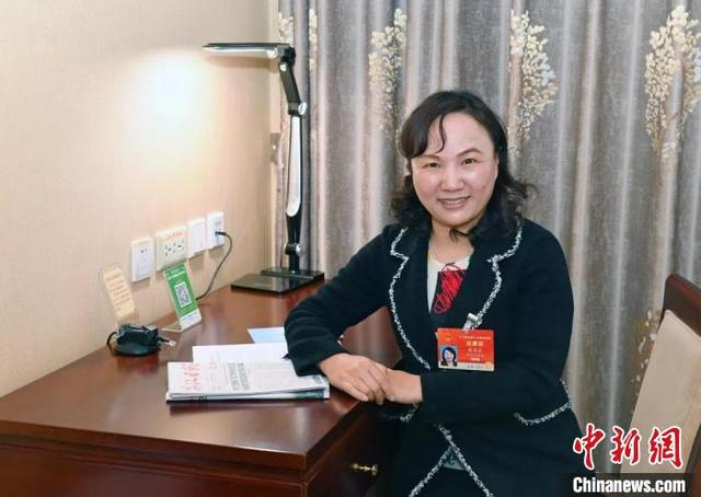 全国人大代表，浙江省台州市椒江区大陈实验学校校长、党支部书记翁丽芬 蔡荣章 摄