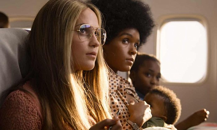 艾丽西亚·维坎德（左）在《格洛丽亚在路上》中扮演年轻的格洛丽亚·斯泰纳姆。贾奈尔·梦内扮演女权主义活动家多萝西·皮特曼·休斯。图片来源：Sky Original Film